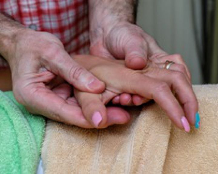 gerklės sąnarių ir pirštai ligonių bendra ant piršto rankų gydymui