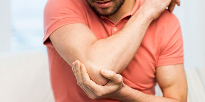 artrozė į alkūnės gydymas gerklės sąnarių ant rankų kai presavimo