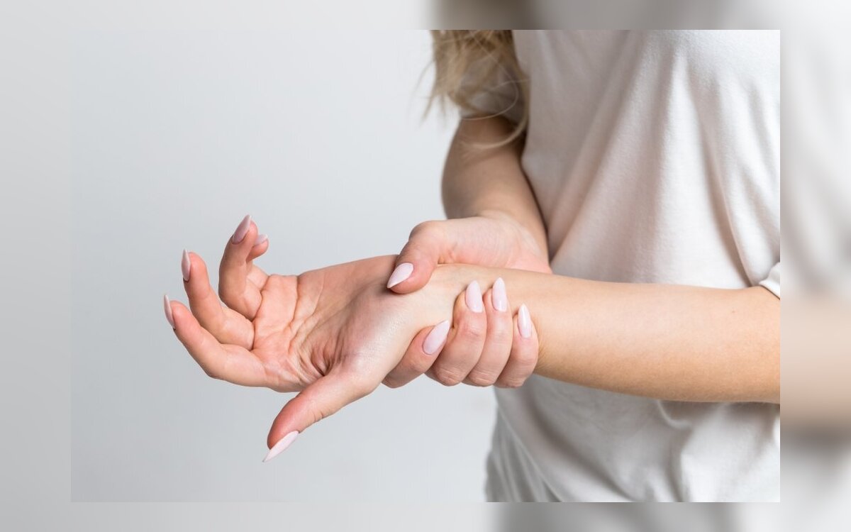 skausmas rankų ką daryti pirštų sąnarių uždegimas alkūnės gydymas raumenų