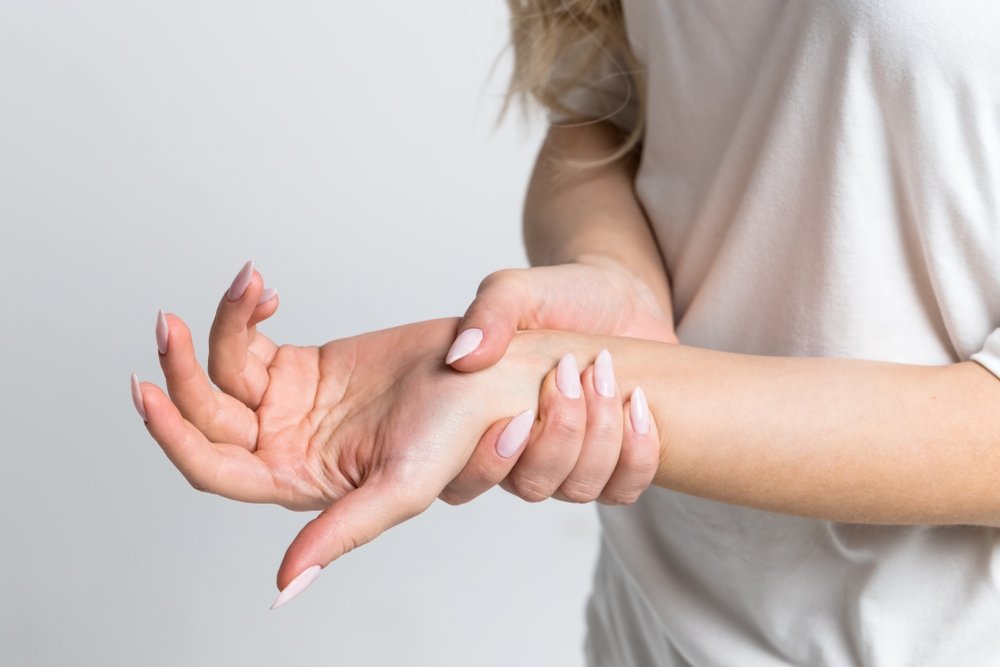 skausmas į ranką per alkūnę priežastis gydymas nuo alkūnės sąnario nervo